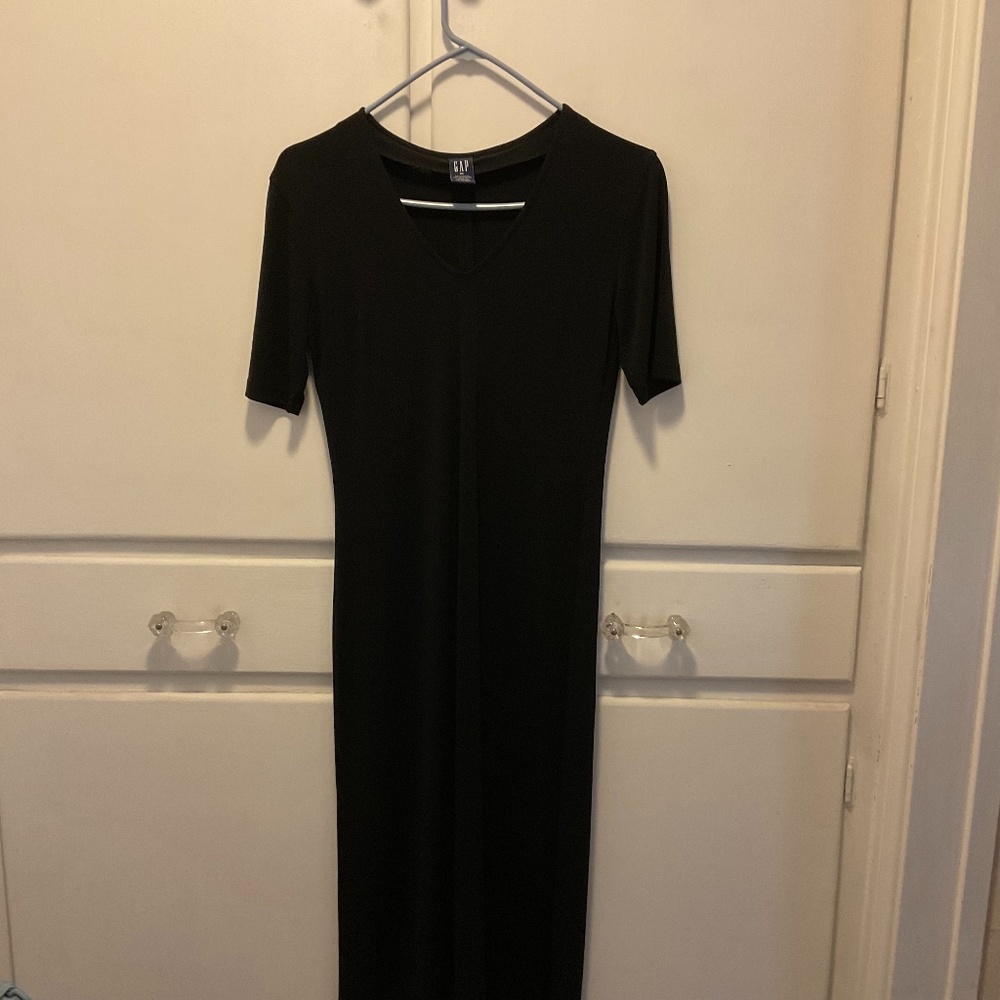 Gap black short sleeves v neck mid calf dress